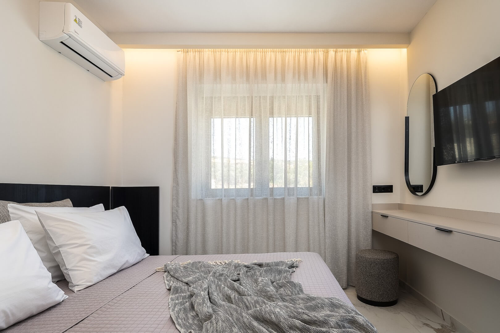 Casa Atena double bedroom with wardrobe